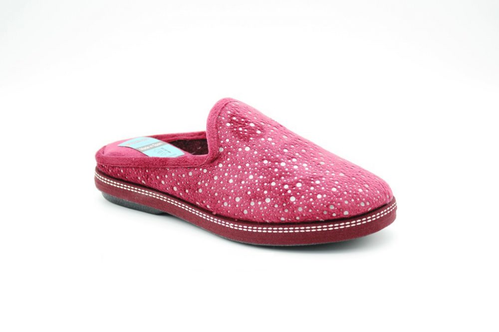 נעלי בית לנשים תוצרת ספרד בצבע בורדו עם נקודות כסופות               דגם: 16 BORDO