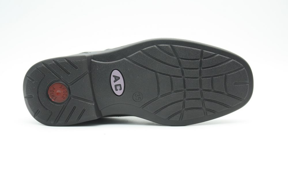 נעלי נוחות לנוער מעור בצבע שחור מט סגירת סקוטש  דגם 1015
