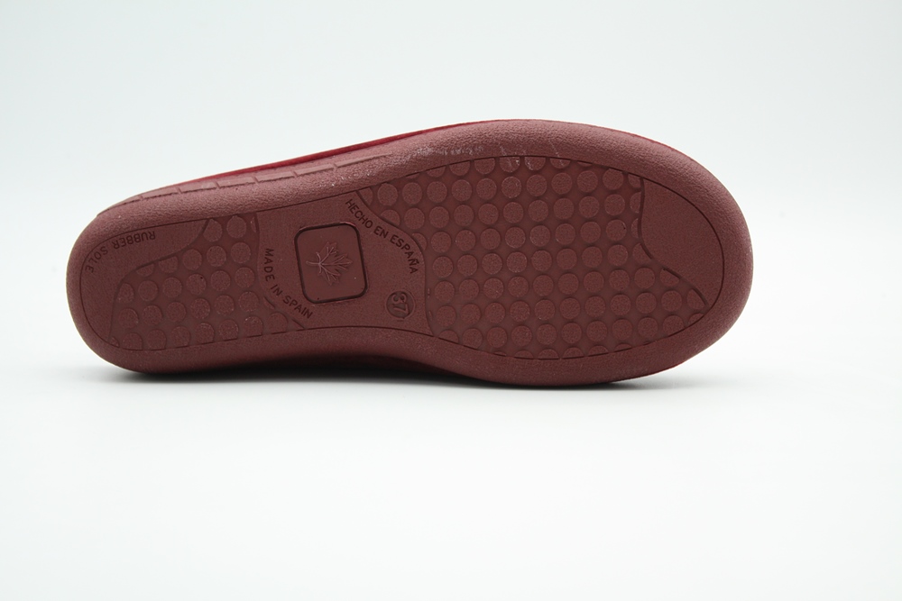 נעלי בית לנשים תוצרת ספרד בצבע בורדו עם פרינט של כלבלב     דגם: 111 BORDO